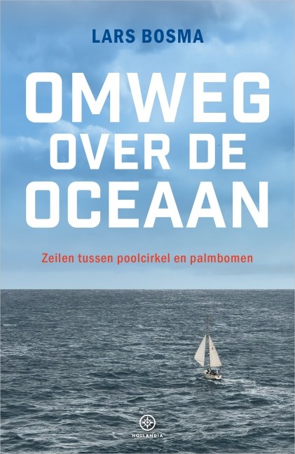 Cover van Omweg over de oceaan: een zeilboot op een grijze oceaan onder een wolkenlucht
